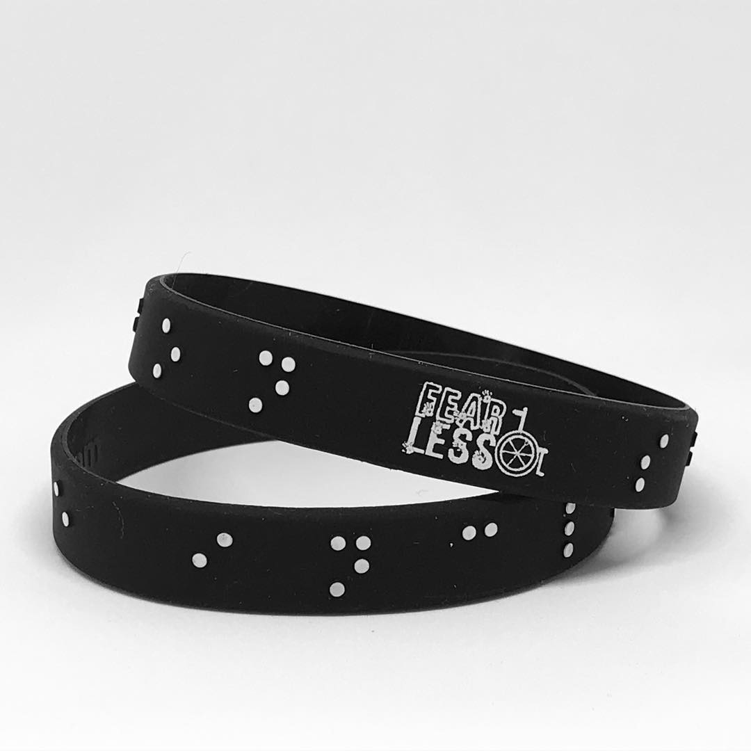 Pulseras en alto relieve con tinta