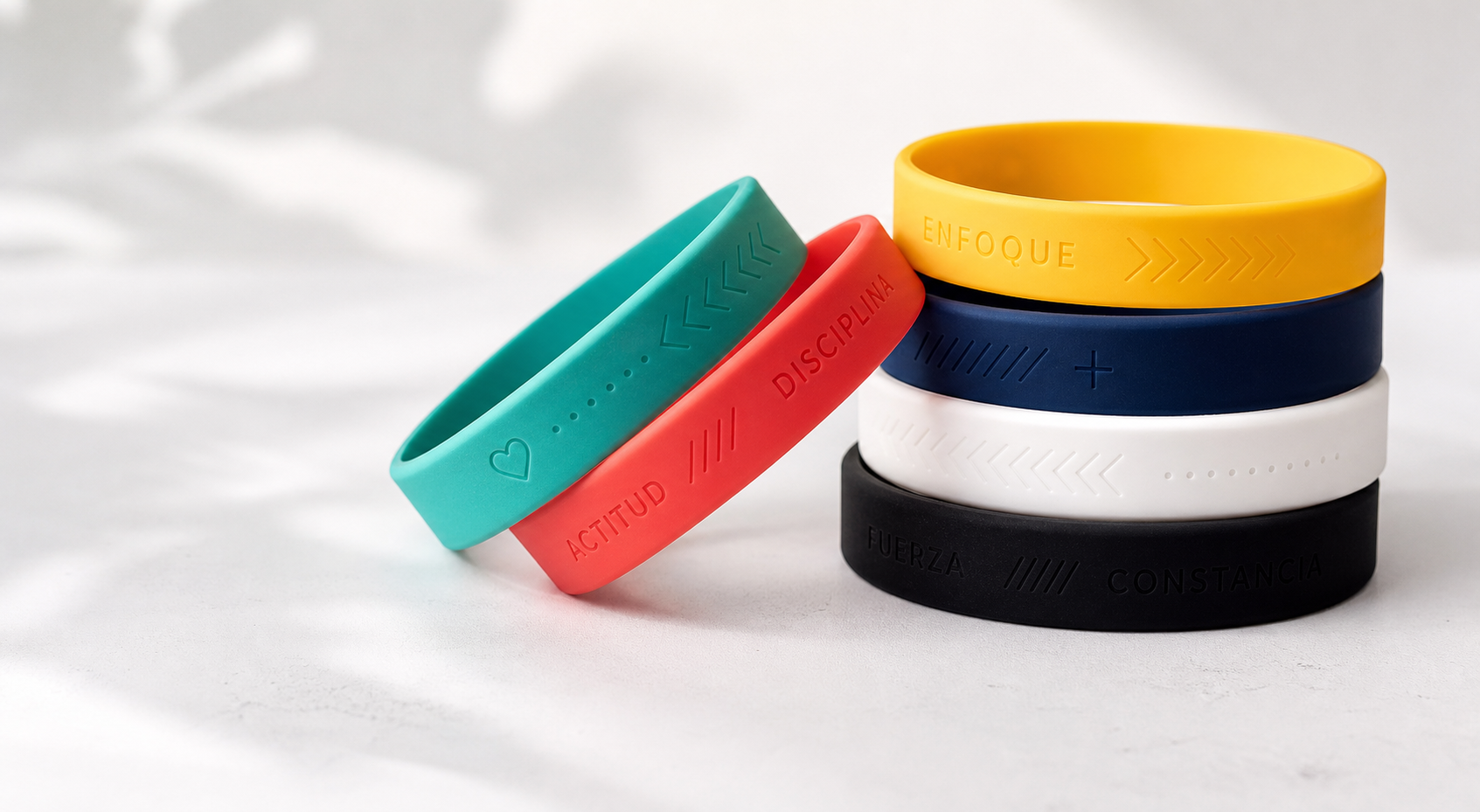 Pulseras de silicon de colores sobre fondo claro